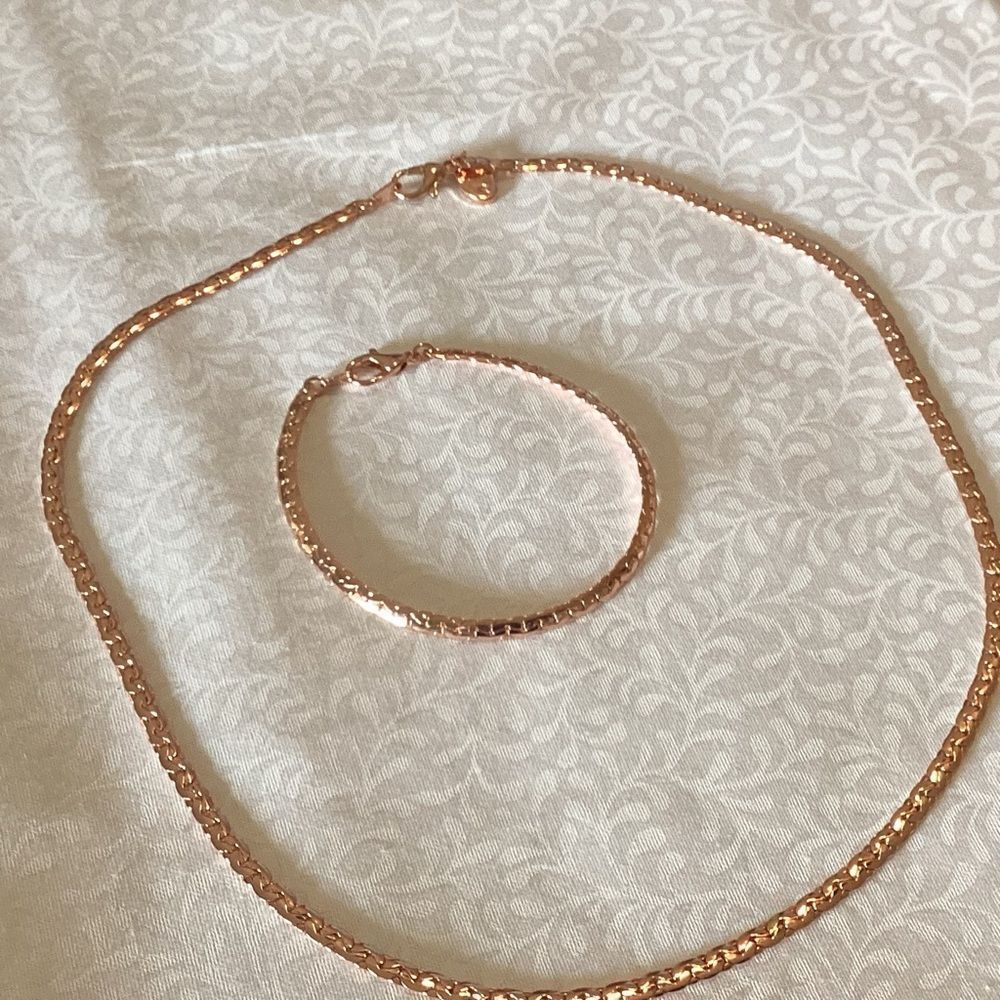 NWOT.  Goldtone  Chain Necklace and Bracelet Set in “Elegant” 3.5mm width Style